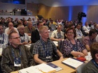 Edustakokousedustajat kokoustyösketelyssä. Kuvassa oikealta alkaena Marja-Leena Venho, Jussi Valtonen ja Risto Lintula